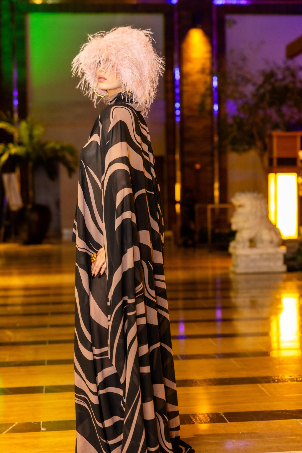 Kaftan (Snap-tan) with Beige and black wave print