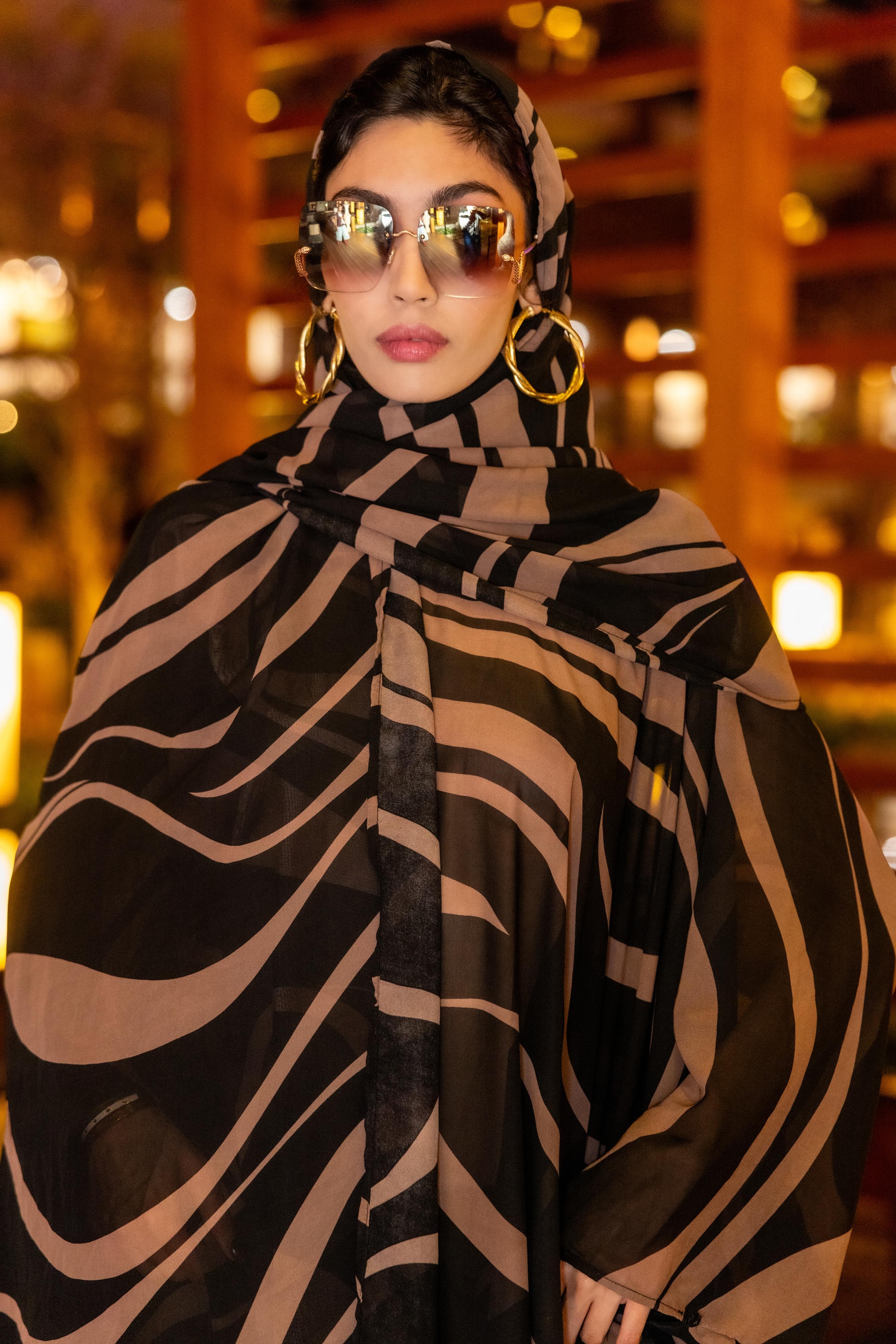 Kaftan (Snap-tan) with Beige and black wave print